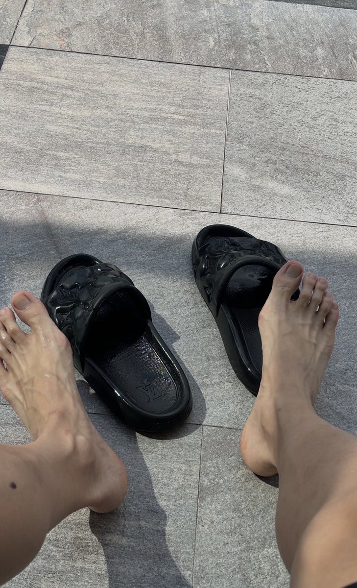 how1qm7's tweet photo. 夏天有点热
#臭脚 #光脚 #1S #深圳 #sm https://t.co/wqbispaYEg