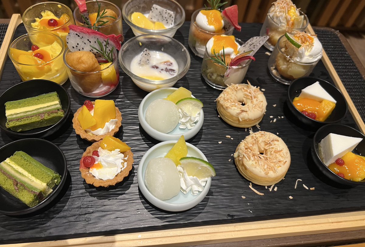 maglog11's tweet photo. ワゴンデザート2種類選んでしっかり食べて締め🍰 https://t.co/QCa6DbxLIv