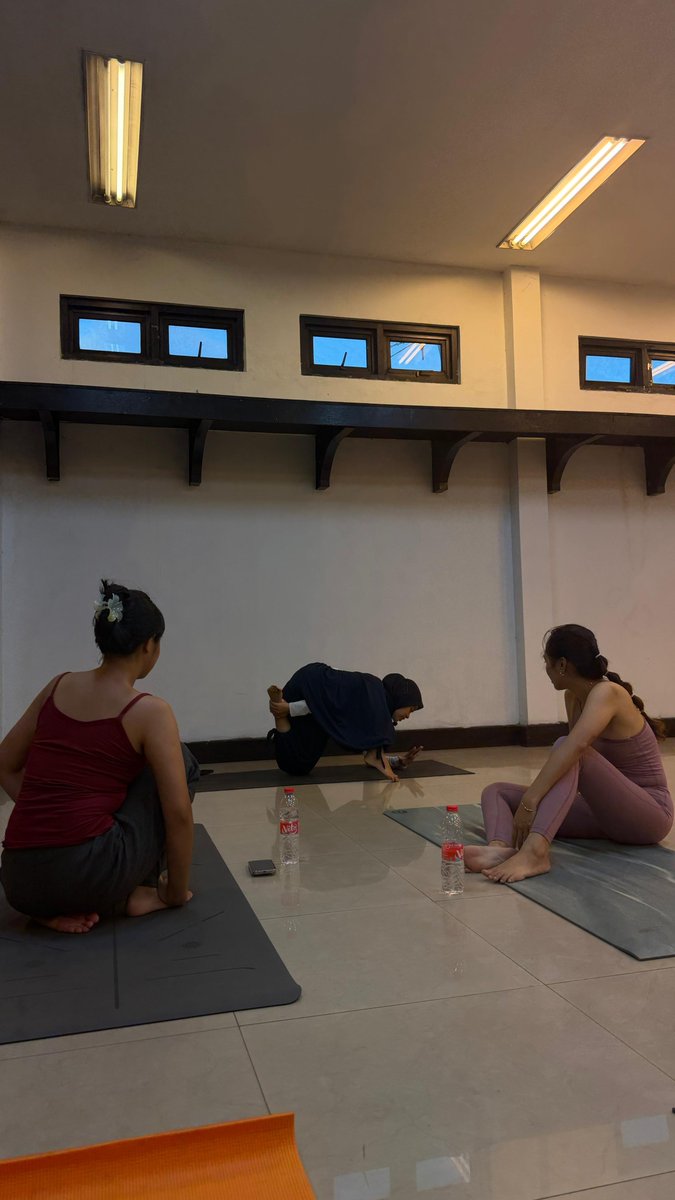 elouuf's tweet photo. dan gue malah ambil yoga class 🤗 https://t.co/d5EuDZe2aq