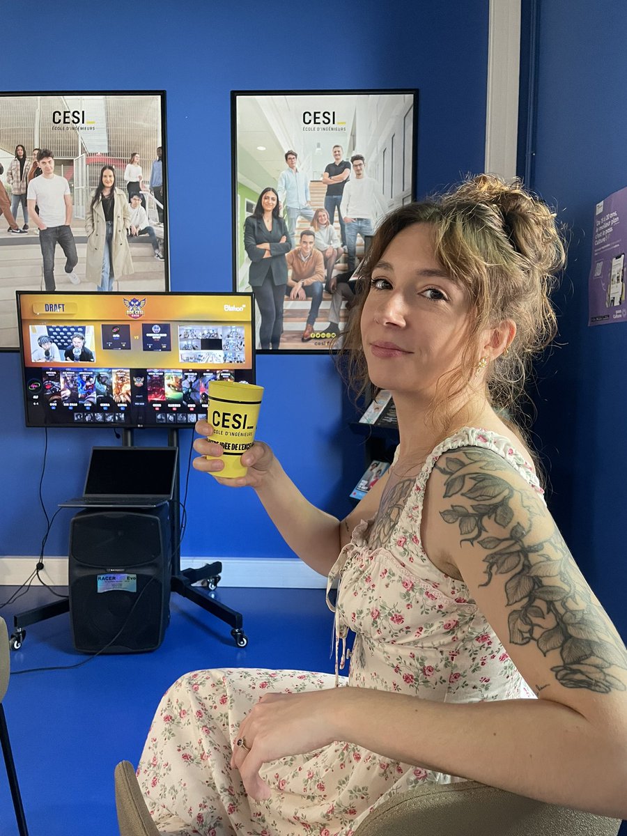 montournoiespor's tweet photo. Notre casteuse préféré @ulsharra regarde les bros @ToskaanLoL et @Juliolepanda pour le tournoi du BDE CESI CAEN

Venez regarder sur ; 

https://t.co/Pzmga4zyKu https://t.co/37kfgK3w4E