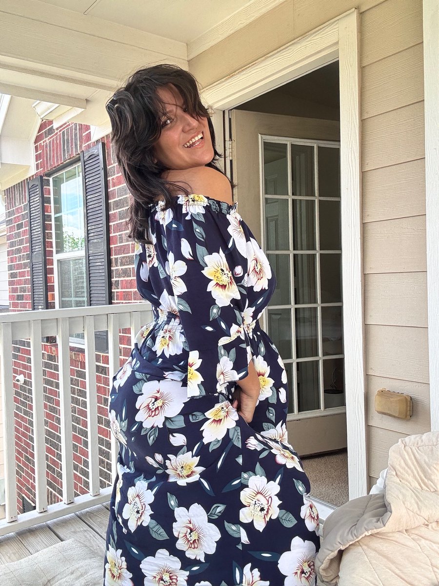 texmexbookworm's tweet photo. Do I or don’t I have on anything besides the dress? https://t.co/n0VGgcHj3o