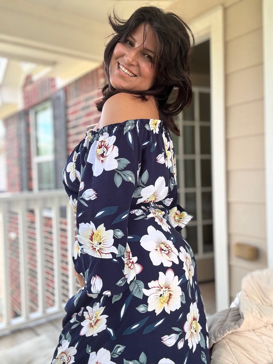texmexbookworm's tweet photo. Do I or don’t I have on anything besides the dress? https://t.co/n0VGgcHj3o