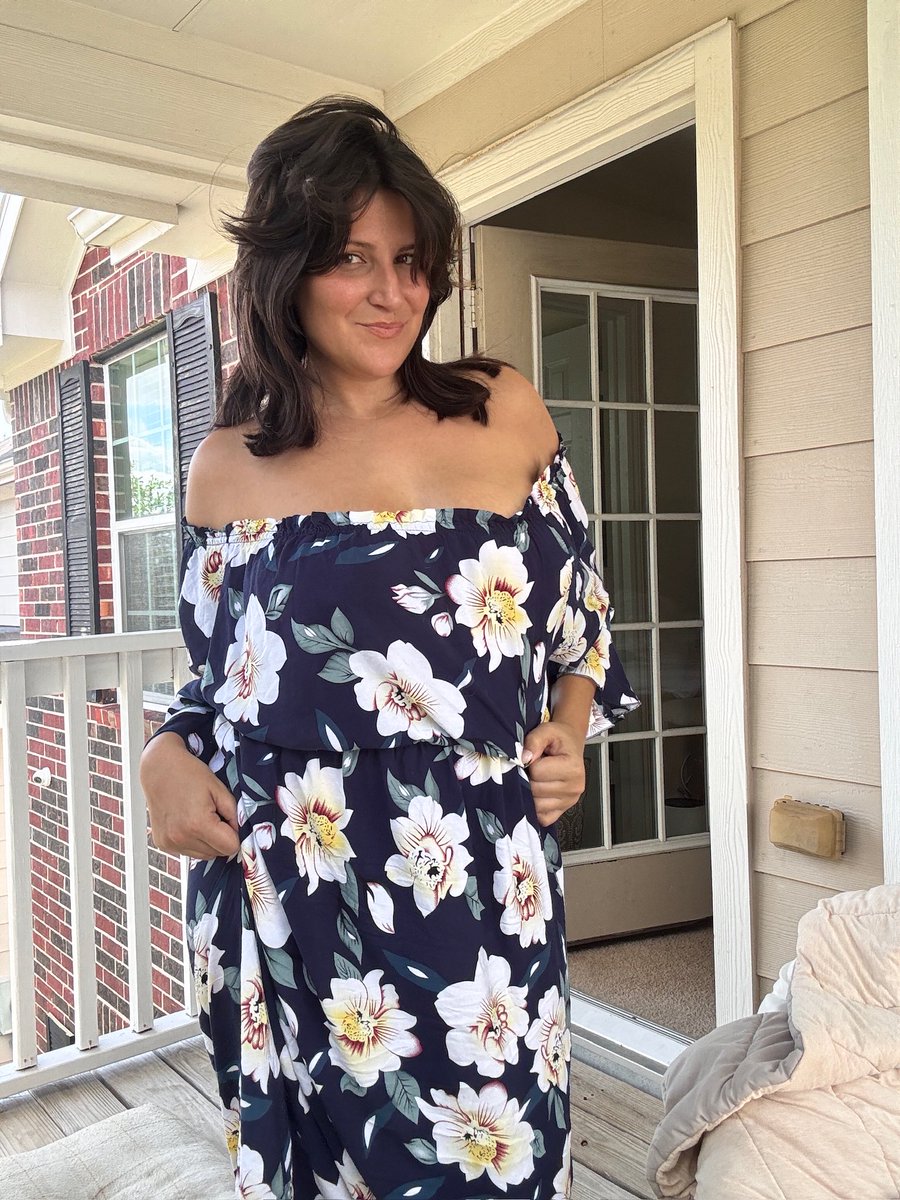 texmexbookworm's tweet photo. Do I or don’t I have on anything besides the dress? https://t.co/n0VGgcHj3o