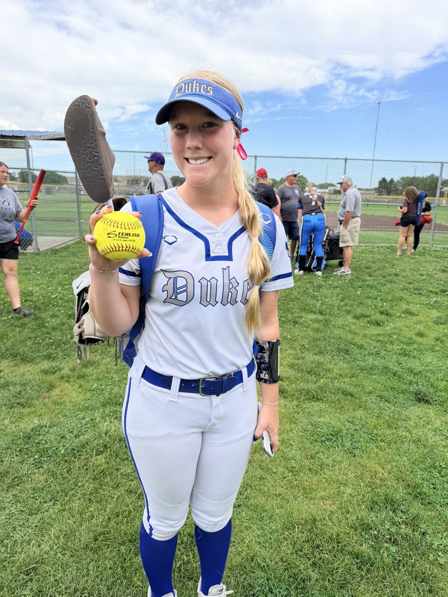 ladydukes_2010's tweet photo. Solo Homerun for @E_schaub12 💣 https://t.co/DZinHKgVKB