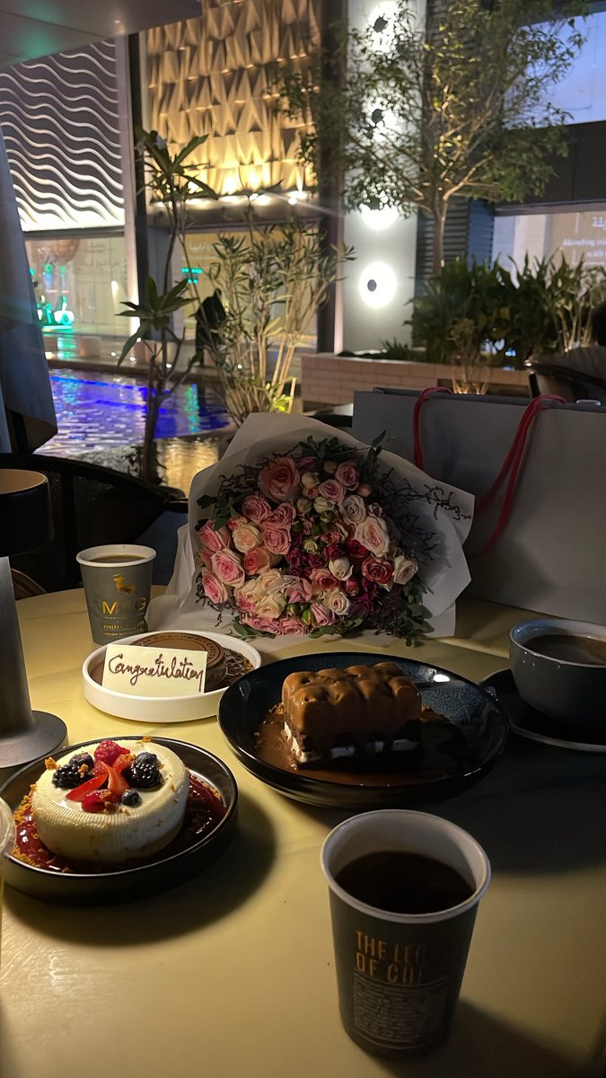 MllM_6's tweet photo. مازالت الاحتفالات مستمره❣️
تخرج اخر العنقود وعشاء عائلي💛
مشروب التراميسو ادماني الجديد💉🤎 https://t.co/ykEjHfp8J6