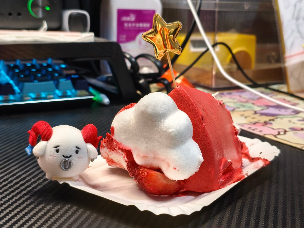 SPITZ2173940565's tweet photo. 補上6月11日時沒吃的蛋糕，和我心愛的🐑一起過！ https://t.co/m1DobMiwm5