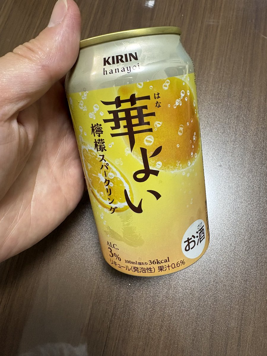 soushiro_a's tweet photo. この酎ハイの原材料名の1番上に、「レモン果汁」と書かれているんだけど、KIRINさんルールを間違えてないか？

食品表示法で、重量の多いものから記載するルールがあると思うんだけど、0.6%の果汁が1番多くて、3%のアルコールがそれ以下なのは直感的に変だよな。

なにか裏技があるのか？？

#華よい https://t.co/hiwiyamwvt