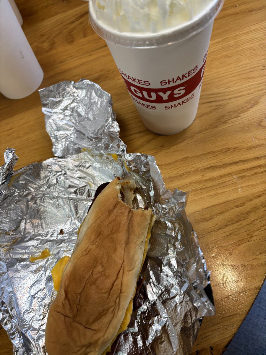 AnnRuth00's tweet photo. buy me five guys and let me yap https://t.co/d2FTpG0A3M