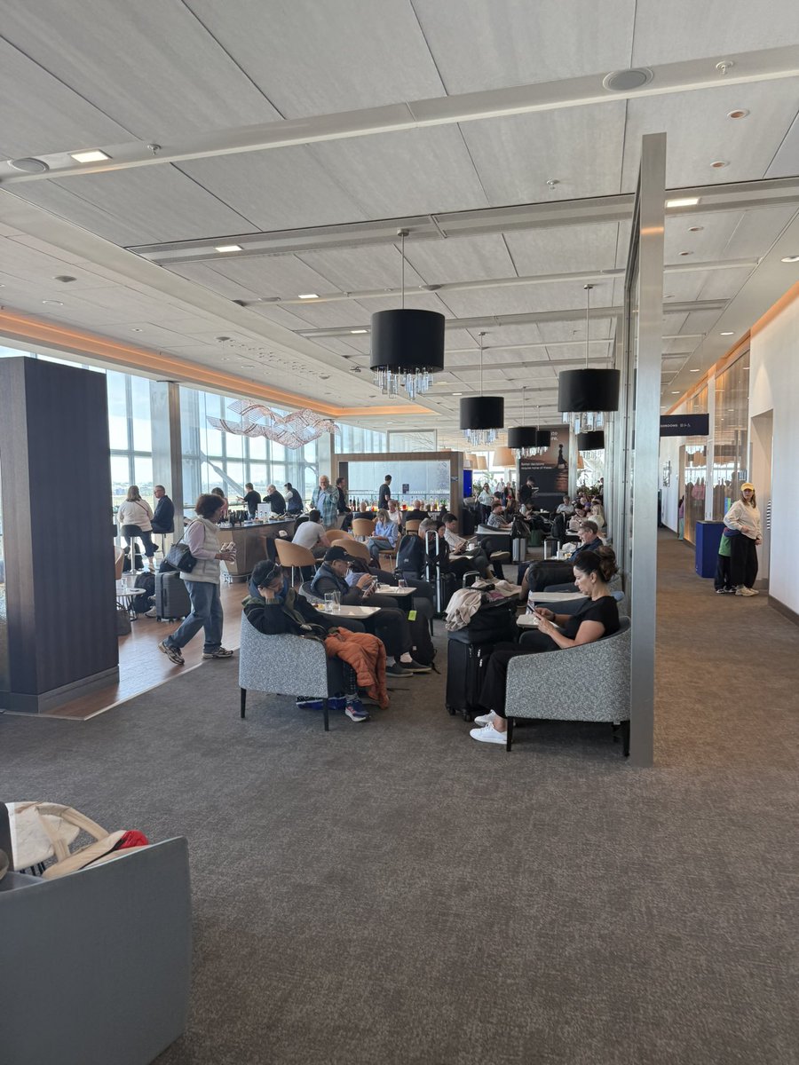 viarentable's tweet photo. Siguiente parada de camino a Tokio, Londres, para pasar el tiempo de la escala una parada en la sala VIP de British Airways, la calidad al nivel de la de Iberia de Barajas. Más gente(por la hora) y algún detalle a mejorar, como que prácticamente no hay enchufes, pero  no ha sido complicado encontrar uno.