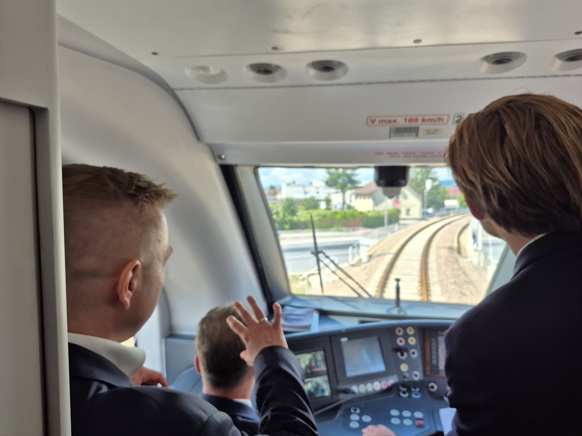 PKP_PLK_SA's tweet photo. 📢 Po ponad 20 latach przerwy pociągi wracają na trasę Nowy Sącz – Marcinkowice ❗

To efekt zakończenia modernizacji linii kolejowej nr 104 na odcinku Nowy Sącz – bocznica Klęczany.

Pociągi będą się poruszać po zupełnie nowej infrastrukturze, dostosowanej do prędkości 120 km/h i sterowanej przy pomocy nowoczesnych urządzeń cyfrowych.

W ramach inwestycji o wartości ok. 780 mln zł przebudowaliśmy tory na odcinku 12,6 km. Powstał nowy most nad Dunajcem, bezkolizyjne skrzyżowania przy ul. Kolejowej i Krakowskiej w Nowym Sączu, przejścia podziemne przy ul. Axentowicza i Wolskiej. Zmodernizowaliśmy przystanki Nowy Sącz Chełmiec i Nowy Sącz Miasto, a w Marcinkowicach powstała dwuperonowa stacja kolejowa, wyposażona w przejście podziemne.

Przejazd z Nowego Sącza do Marcinkowic zajmie ok. 11 minut.

Nowy odcinek torów w Nowym Sączu to kolejny fragment projektu „Podłęże-Piekiełko”, z którego mogą korzystać już podróżni. W grudniu udostępniliśmy pierwszy fragment zmodernizowanej linii
kolejowej 104 (Chabówka – Rabka Zaryte).

👉 #PodłężePiekiełko to nasza największa obecnie realizowana inwestycja kolejowa w kraju. Składa się z modernizacji i elektryfikacji 75 km trasy Chabówka – Nowy Sącz oraz budowy 58 km nowej linii, która połączy Podłęże z Tymbarkiem i Mszaną Dolną. Dzięki temu
ułatwimy komunikację Krakowa z Podhalem i Sądecczyzną.

⏱️ Po zakończeniu całego projektu najszybsze pociągi przejadą trasą Kraków – Nowy Sącz w ok. 60 minut. Natomiast podróż ze stolicy Małopolski do Zakopanego zajmie ok. 90 minut.

#NaszaKolej #FunduszeUE #NextGenerationEU #KPO #KorzyściDlaCiebie