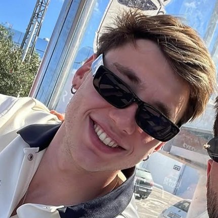 cookiepstri's tweet photo. au #lulochi

luego de que nico y mati hayan confirmado su relación y la popularidad haya llegado de golpe, los medios empiezan a buscar otra pareja dentro del voley, y las próximas víctimas claramente son lulo y luchi, dos "mejores amigos". https://t.co/MZktq0FCKN