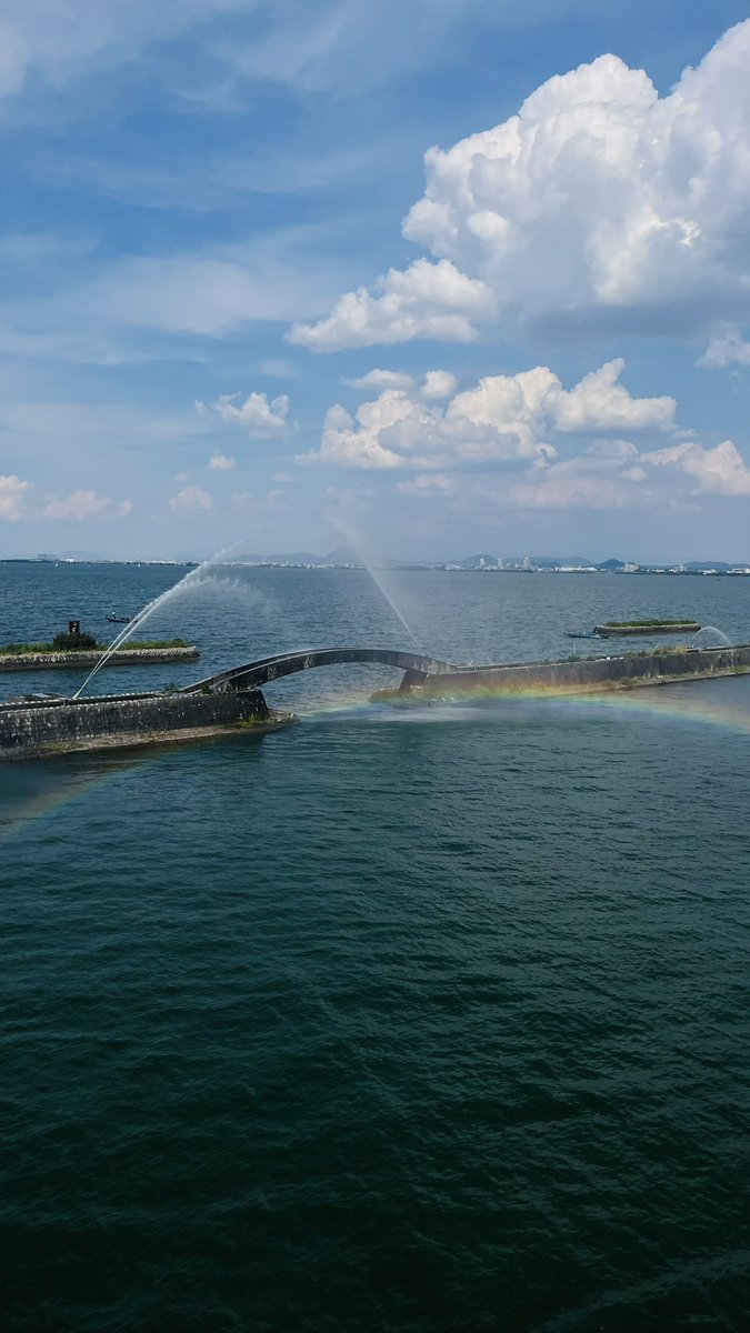 tkhsmsht's tweet photo. 𝐦𝐚𝐬𝐚❝ｻﾝ
大きな湖の懐に抱かれる

琵琶湖の大津港へ

青空を映す湖に
ミシガンの白い船影

頬にあたる風はやさしく
陽の光は水面で踊っている

ただ流れて行く時間に
身をゆだねて湖の息吹を
胸いっぱいに受け取った1日

今夜は京都に泊まります

#滋賀県大津市
#琵琶湖
#ミシガンクルーズ https://t.co/CwLhOBSDE1