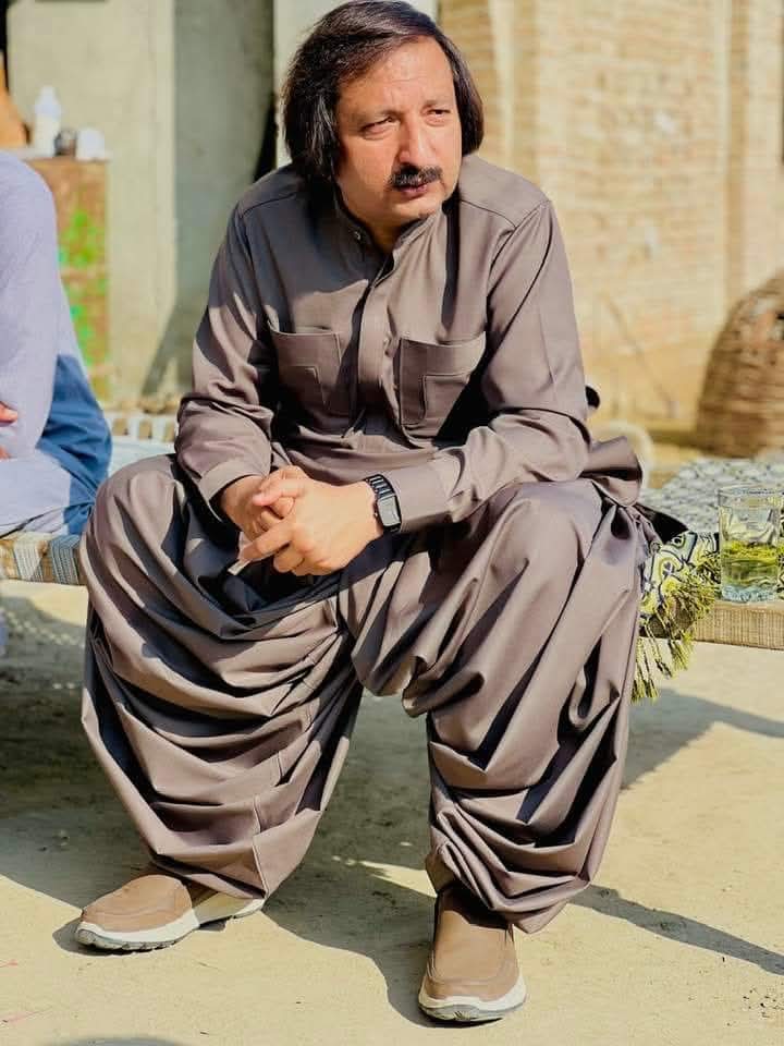 ahmadwaraichh's tweet photo. مسلم لیگ ن کے MPA غلام اصغر گورمانی ہاؤسنگ اسکیم فراڈ کیس میں عدالت سے اشتہاری قرار، 9 ارب روپے سے زائد کا کیس ہے، نیب ملتان میں اب تک 1800 افراد نے 6 ارب روپے کے claim جمع کرائے۔ ذرائع کے مطابق، معزز MPA بیرونِ ملک چلے گئے ہوئے ہیں https://t.co/Nhdw2nJ4n2