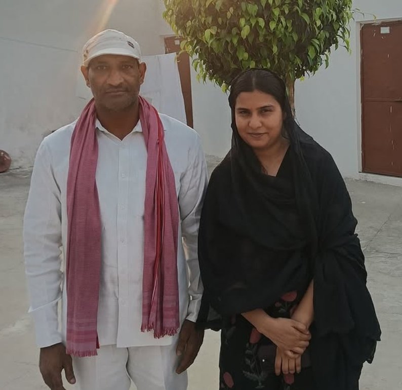 jpsin1's tweet photo. बिग ब्रेकिंग ::- उत्तर प्रदेश के शामली में हिंदू जाट युवक आयुष मलिक के धर्मांतरण में समाजवादी पार्टी शामिल

 समाजवादी पार्टी का नेता तौफीक कुरैशी मुख्य आरोपी निकला जिसे आज पुलिस ने गिरफ्तार  कर लिया

यह तौफीक कुरैशी समाजवादी पार्टी के अल्पसंख्यक मोर्चा की राज्य कार्यकारिणी का सचिव है 

तौफ़ीक़ कुरैशी समाजवादी पार्टी के मुखिया अखिलेश यादव और सपा सांसद इकरा हसन का करीबी बताया जा रहा है। दोनों के साथ उसके फोटो सोशल मीडिया पर वायरल हो रहे हैं।

शामली पुलिस के अनुसार तौफ़ीक़ कुरैशी धर्मांतरण का रैकेट चलाता है और इसका मुख्य उद्देश्य हिंदू लड़कियों तथा पढ़े-लिखे हिंदू लड़कों का धर्मांतरण होता है।

आयुष मलिक को पाकिस्तानी मौलानाओं के वीडियो दिखाए जाते थे। जाहिर-सी बात है कि तौफ़ीक़ कुरैशी के पाकिस्तान से सीधे संबंध हो सकते हैं। यह भी स्पष्ट होना चाहिए कि इस पूरे नेटवर्क के तार आखिर कहाँ तक जुड़े हुए हैं।

अब आप यह सोचिए कि आज अगर समाजवादी पार्टी विपक्ष में है तो इस तरह से हिंदू युवकों के धर्मांतरण का रैकेट चला रही है 

कल को समाजवादी पार्टी सत्ता में आ गई तो किस तरह से उत्तर प्रदेश का इस्लामीकरण करेगी 

और जब अखिलेश यादव सत्ता में थे तब हम सब ने देखा भी है कि अखिलेश यादव ने किस कदर उत्तर प्रदेश का इस्लामीकरण कर दिया था आतंकियों से मुकदमे वापस ले लिए थे क्योंकि वह मुस्लिम थे 

दो हिंदू जाट भाइयों के हत्यारे को रिहा करने का आदेश दिया था क्योंकि वह मुस्लिम थे

 हिंदुओं को मंदिरों में घंटी बजाने पर प्रतिबंधित कर दिया था 

मुजफ्फरनगर दंगों में सिर्फ मुसलमानो को मुआवजा दिया हिंदुओं को छोड़ दिया 

तीन दंगों में सिर्फ मुसलमानो से मुकदमे वापस लिए हिंदुओं पर मुकदमे चलने दिए 

हिंदुओं को अपमानित करने के लिए कुंभ मेला का अध्यक्ष कट्टर जिहादी आजम खान को बनाया था जो कभी मेला स्थल पर इसलिए नहीं दौरा करने गया क्योंकि उसका धर्म इसकी इजाजत नहीं देता था

तो हिंदुओं याद रखना अगर समाजवादी पार्टी फिर से सत्ता में आ गई तब तुम नहीं बचोगे समाजवादी पार्टी धर्मांतरण करवाएगी तुम्हें दोयम दर्जे का नागरिक बना देगी