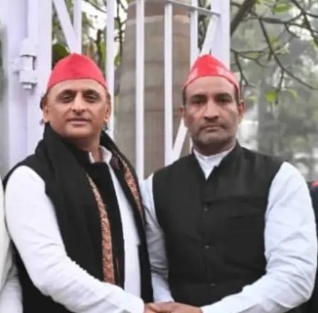jpsin1's tweet photo. बिग ब्रेकिंग ::- उत्तर प्रदेश के शामली में हिंदू जाट युवक आयुष मलिक के धर्मांतरण में समाजवादी पार्टी शामिल

 समाजवादी पार्टी का नेता तौफीक कुरैशी मुख्य आरोपी निकला जिसे आज पुलिस ने गिरफ्तार  कर लिया

यह तौफीक कुरैशी समाजवादी पार्टी के अल्पसंख्यक मोर्चा की राज्य कार्यकारिणी का सचिव है 

तौफ़ीक़ कुरैशी समाजवादी पार्टी के मुखिया अखिलेश यादव और सपा सांसद इकरा हसन का करीबी बताया जा रहा है। दोनों के साथ उसके फोटो सोशल मीडिया पर वायरल हो रहे हैं।

शामली पुलिस के अनुसार तौफ़ीक़ कुरैशी धर्मांतरण का रैकेट चलाता है और इसका मुख्य उद्देश्य हिंदू लड़कियों तथा पढ़े-लिखे हिंदू लड़कों का धर्मांतरण होता है।

आयुष मलिक को पाकिस्तानी मौलानाओं के वीडियो दिखाए जाते थे। जाहिर-सी बात है कि तौफ़ीक़ कुरैशी के पाकिस्तान से सीधे संबंध हो सकते हैं। यह भी स्पष्ट होना चाहिए कि इस पूरे नेटवर्क के तार आखिर कहाँ तक जुड़े हुए हैं।

अब आप यह सोचिए कि आज अगर समाजवादी पार्टी विपक्ष में है तो इस तरह से हिंदू युवकों के धर्मांतरण का रैकेट चला रही है 

कल को समाजवादी पार्टी सत्ता में आ गई तो किस तरह से उत्तर प्रदेश का इस्लामीकरण करेगी 

और जब अखिलेश यादव सत्ता में थे तब हम सब ने देखा भी है कि अखिलेश यादव ने किस कदर उत्तर प्रदेश का इस्लामीकरण कर दिया था आतंकियों से मुकदमे वापस ले लिए थे क्योंकि वह मुस्लिम थे 

दो हिंदू जाट भाइयों के हत्यारे को रिहा करने का आदेश दिया था क्योंकि वह मुस्लिम थे

 हिंदुओं को मंदिरों में घंटी बजाने पर प्रतिबंधित कर दिया था 

मुजफ्फरनगर दंगों में सिर्फ मुसलमानो को मुआवजा दिया हिंदुओं को छोड़ दिया 

तीन दंगों में सिर्फ मुसलमानो से मुकदमे वापस लिए हिंदुओं पर मुकदमे चलने दिए 

हिंदुओं को अपमानित करने के लिए कुंभ मेला का अध्यक्ष कट्टर जिहादी आजम खान को बनाया था जो कभी मेला स्थल पर इसलिए नहीं दौरा करने गया क्योंकि उसका धर्म इसकी इजाजत नहीं देता था

तो हिंदुओं याद रखना अगर समाजवादी पार्टी फिर से सत्ता में आ गई तब तुम नहीं बचोगे समाजवादी पार्टी धर्मांतरण करवाएगी तुम्हें दोयम दर्जे का नागरिक बना देगी