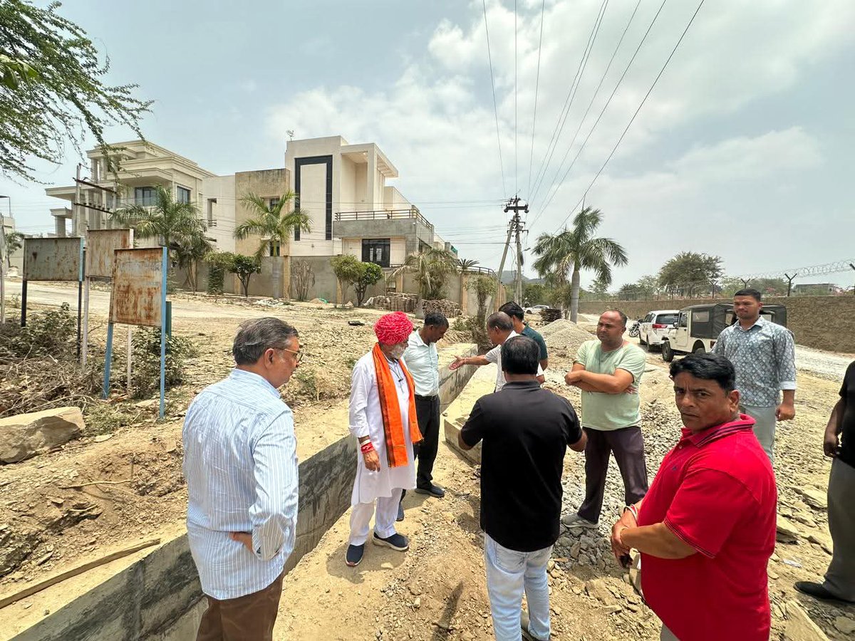 Phoolsmeena's tweet photo. शिकारबाड़ी रोड ओर नाले के निर्माण कार्य का मौका मुआयना किया। इस अवसर पर साथ में मण्डल अध्यक्ष श्री अमृत जी मेनारिया, गजेंद्र जी अग्रवाल, राजकुमार जी मौजूद थे।

#udapurgramin #udaipur 
@BhajanlalBjp @BJP4Rajasthan https://t.co/v2XlROCtAB
