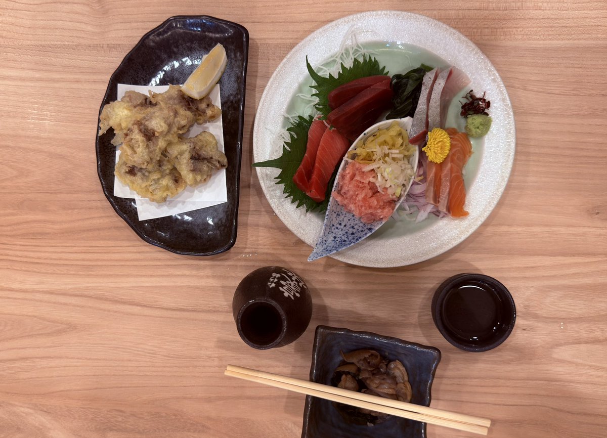 cnkucad's tweet photo. 今晚在居酒屋吃饭，进来一小姐姐，身材超棒，胸大，可惜不会日语 https://t.co/wlp1zDaPe6