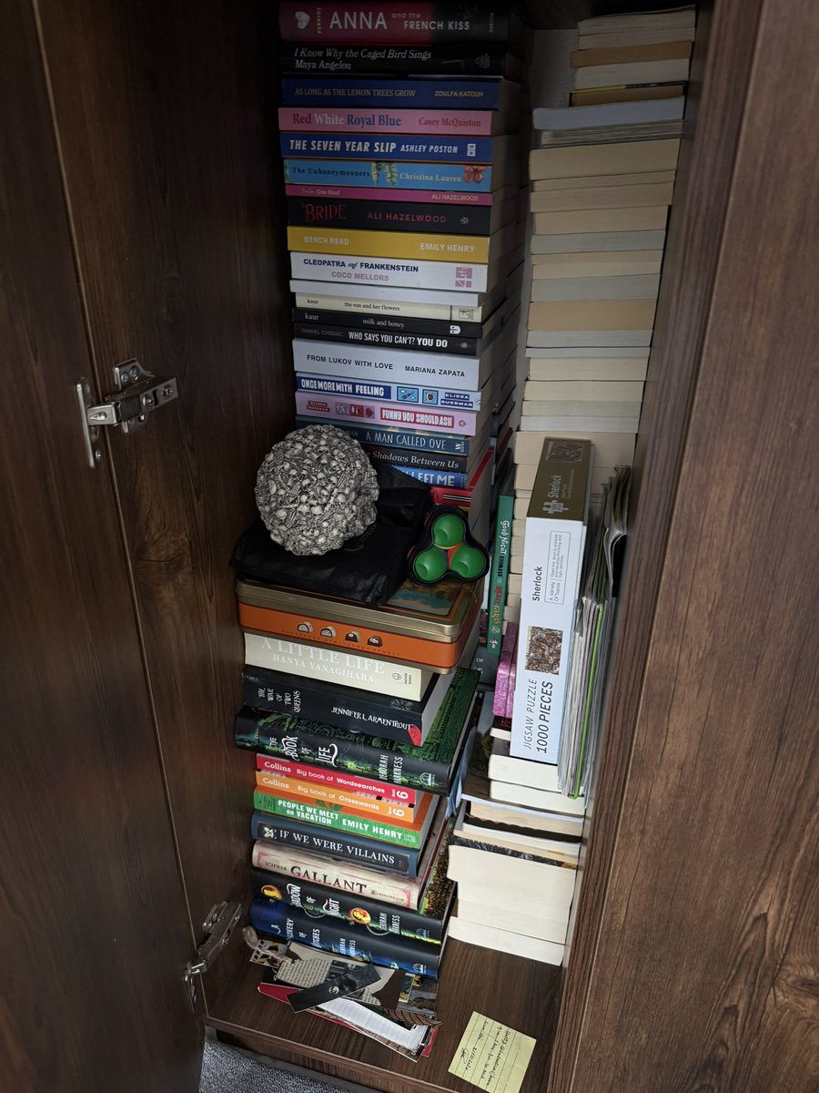 Cha_Bookshelf's tweet photo. Pov: you don’t have a book shelf 

#booktwt https://t.co/yQoE2fNOYL