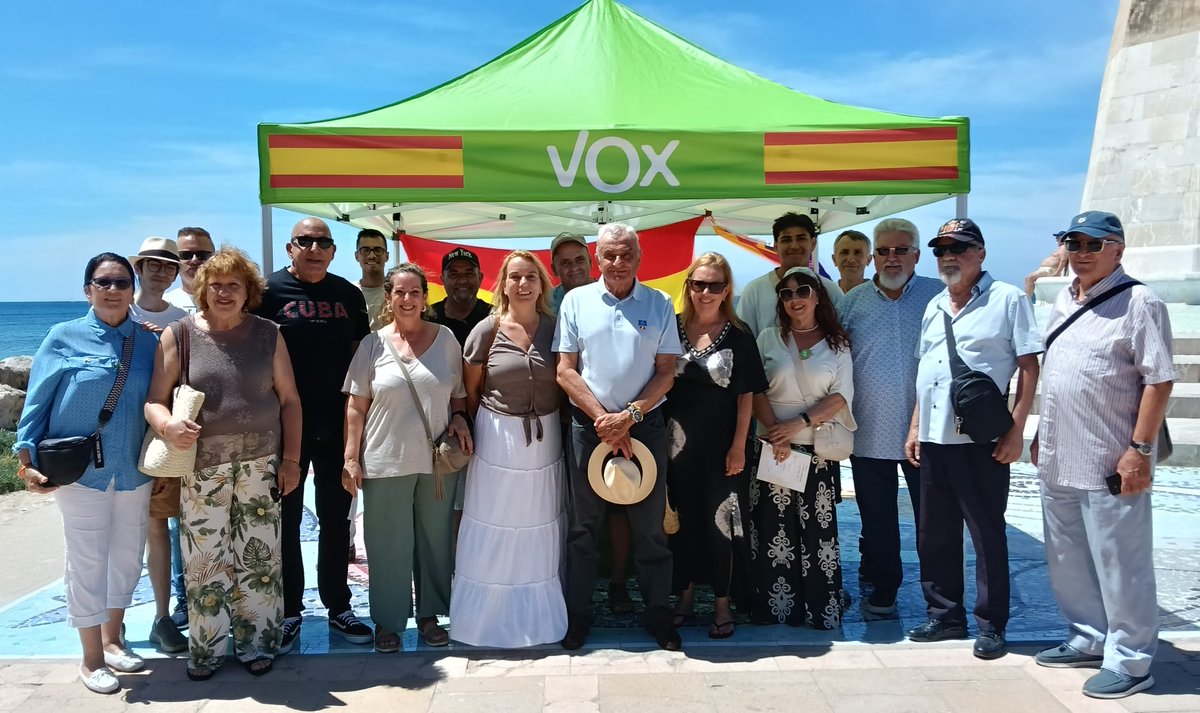 Vox_Palma's tweet photo. 🟢🏝 ¡¡ VOX PALMA DESPIDE LA TEMPORADA EN EL PASEO DEL MOLINAR !!

👉🏻El equipo de VOX Palma ha organizado este sábado 13 de junio su última mesa informativa de la temporada en vísperas ya de la estación de verano, y nos hemos ido para despedir el curso al emblemático Paseo del Molinar, junto a la Rosa de los vientos. Residentes, vecinos, simpatizantes, transeúntes de paseo y haciendo deporte, se han parado en nuestra mesa informativa para interesarse por nuestro discurso y nuestras propuestas para Palma.

👉🏻Fulgencio Coll, coordinador de VOX Palma y portavoz del grupo municipal, con su vicecoordinadora, la concejal Jero Mayans, además de sus dos concejales, Sara Cerdó y Luis Acosta, han arropado a nuestro formidable equipo de voluntarios, quienes al sol ya del mes de junio, se han volcado como siempre en atender a la ciudadanía interesada.

👉🏻Nuestra consellera insular, Mari Paz Pérez, ha querido compartir esta mañana también con nuestros concejales de Palma y con todo el equipo.

👉🏻Agradecerles a los 7 nuevos apoderados y 3 afiliados que se suman a nuestro proyecto de Vox para Palma.

👉🏻Desde el equipo de VOX Palma les damos las gracias por el apoyo a lo largo de todo el curso político, en todas nuestras mesas informativas de los distintos barrios a los que hemos acudido. En septiembre volveremos con nuestras carpas, y hasta entonces les deseamos tengan un feliz verano, y no dejen de seguirnos en redes, en donde la actividad política tanto del Grupo municipal como de VOX Palma, no deja de cesar.

#VOX #VOXÚtil #voxpalmacumple
@voxbaleares @vox_es