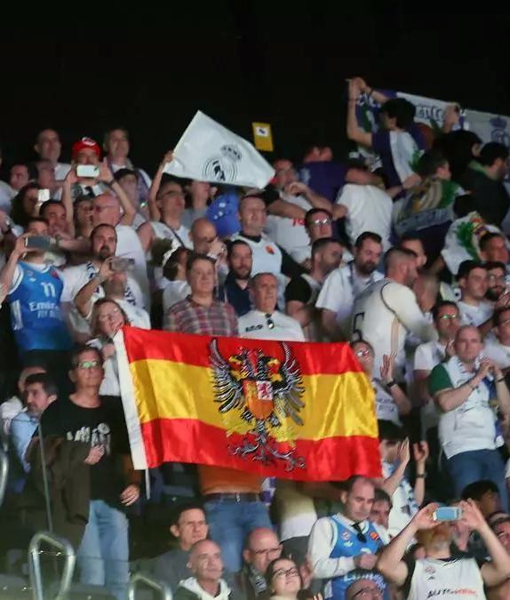OutBasket's tweet photo. En el Roig Arena són més de deixar entrar a madridistes amb la bandera del "pollo a l'ast". 

Eh, @valenciabasket. 

Pel que sigui… https://t.co/oWpvnfExCa
