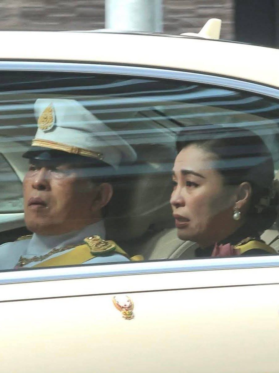 DrnewSuphanat's tweet photo. ไม่มีคำบรรยายใดๆ จริงๆ สถาบันพระมหากษัตริย์ไทยทรงร่วมทุกข์ร่วมสุขอยู่เคียงข้างคนไทยเสมอ ปวงข้าพระพุทธเจ้าสำนึกในพระมหากรุณาธิคุณเป็นล้นพ้นหาที่สุดมิได้ จักขอร่วมทุกข์ร่วมสุขไปกับพระองค์ด้วยเสมอ ขอน้อมถวายกำลังพระทัยแด่ในหลวงและสมเด็จพระราชินี ตลอดจนพระบรมวงศานุวงศ์ทุกพระองค์ 🙏🇹🇭 https://t.co/uWKOPy2zdq