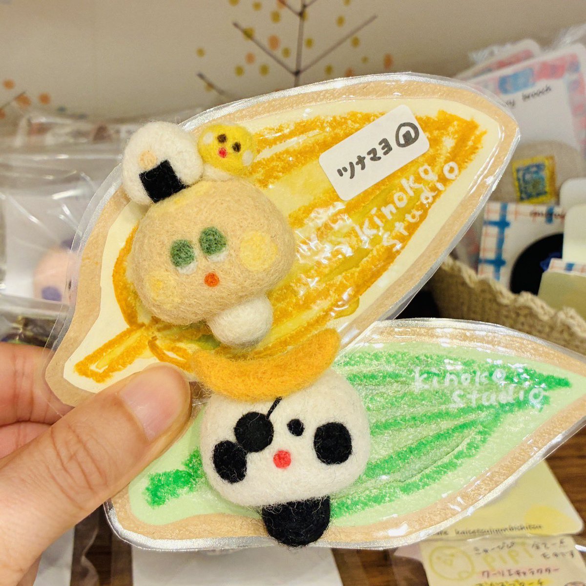 kinoko_studio's tweet photo. 泉中央セルバ4階CÜlier（クーリエ）にすずめきのことこけしきのこ納品しています！
いちばんふっくらした子とちびっこのすずめです🥰きのこたちやシールも販売中です🍄 https://t.co/sX3p1Esslg