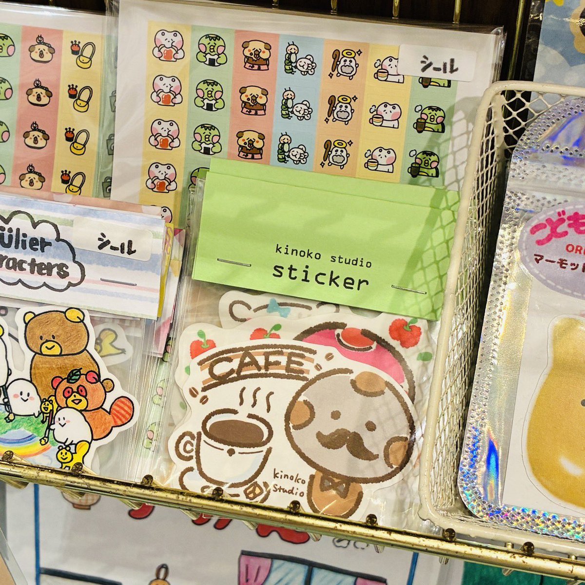kinoko_studio's tweet photo. 泉中央セルバ4階CÜlier（クーリエ）にすずめきのことこけしきのこ納品しています！
いちばんふっくらした子とちびっこのすずめです🥰きのこたちやシールも販売中です🍄 https://t.co/sX3p1Esslg