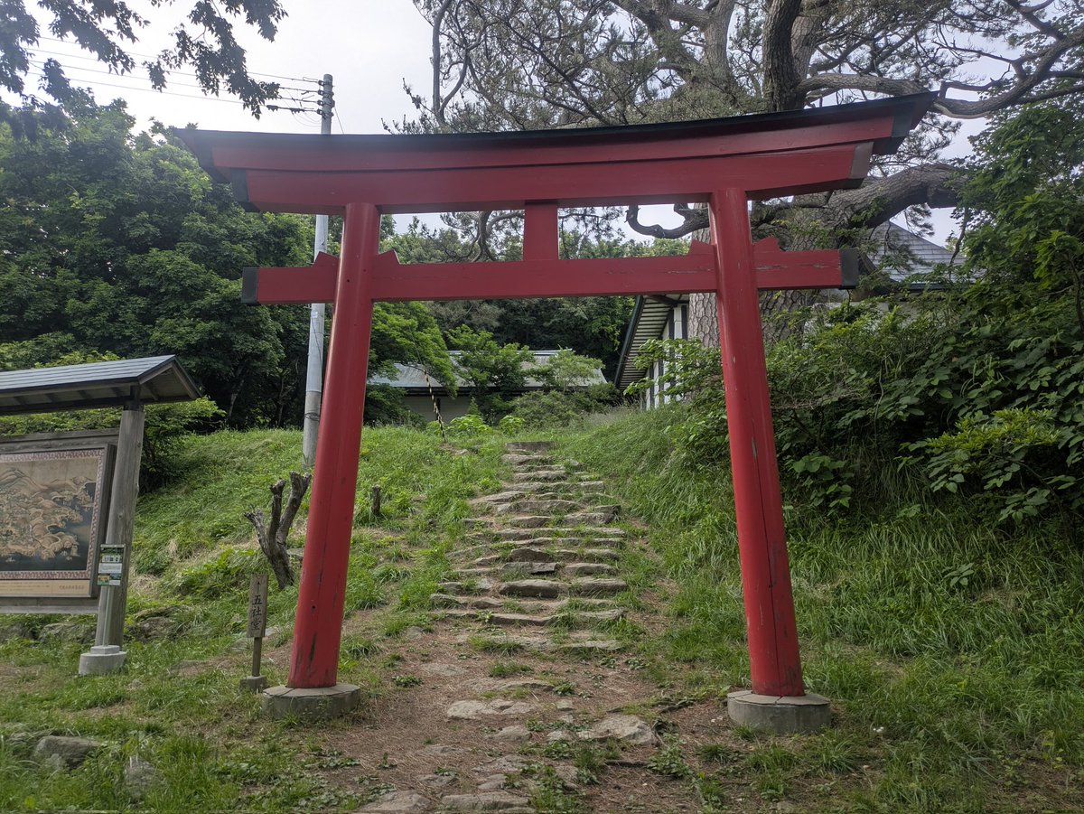 ht_1977's tweet photo. 赤神神社五社堂@秋田県男鹿市

鬼が999段を一晩で築き上げたという伝説の石段を登ったところにあります😊
看板の説明は省略されてますが、鬼が夜明けまでに千段積み上げたら娘を差し出すという賭けだったそうです😯あっという間に積み上げる鬼を見て焦った村人が最後に鶏の鳴き真似をしたんだとか😅 https://t.co/WqkeaBnoMy
