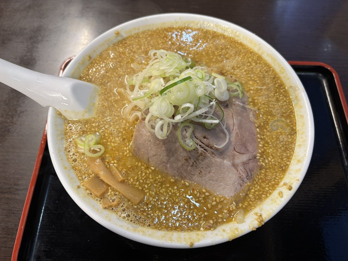 bubutonattack11's tweet photo. 2026.6.7(日)
「純輝」
千葉県八千代市の純輝へ。普段は潮来本店ばっかなんで、八千代店は初訪。といっても純輝自体も久々ですが。
カレー味噌ラーメンを大盛で。
甘めの味噌に、主張しすぎないカレー、たっぷりの胡麻が嬉しい。大盛無料も嬉しい。 https://t.co/jt8qioABGS