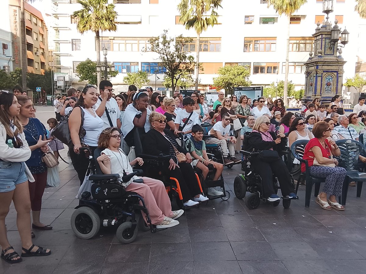 Apropadis's tweet photo. La juventud de APROPADIS 2.0 disfrutó anoche del gran espectáculo de Rubén García "Loco Bingo", sin duda una noche divertida y llena de bailes en la Plaza Alta de Algeciras! @Bingo_loco https://t.co/AtxvfWRmjB