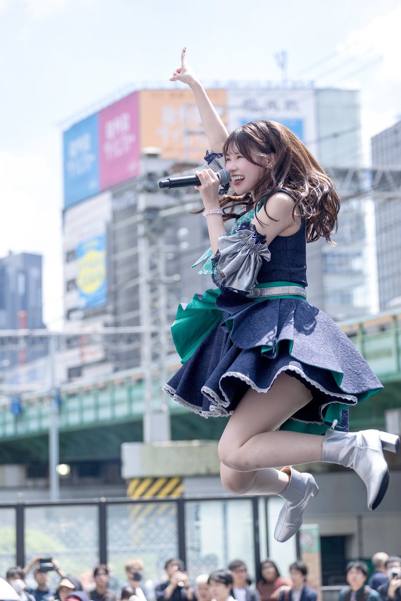 yamasa__13's tweet photo. 新宿の街中で跳ぶアイドル🪽

 #高梨結 #ラフラフ
 #ラフラフフリラ https://t.co/lfYwULTfb4