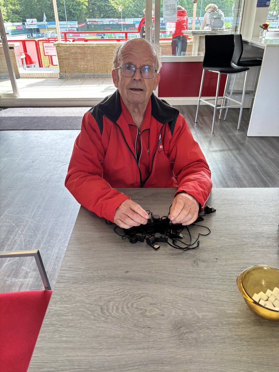 flevoboys's tweet photo. Dan heb je je eigen toernooi en dan ben je druk met fluitjes uit elkaar halen https://t.co/LfCsrRkbQF