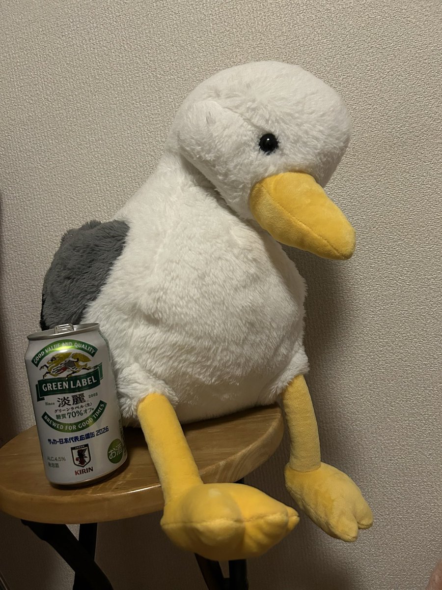 tomosukelife's tweet photo. 本物のアヒルさんにはなかなか会いに行けないから、
ぬいぐるみで癒される。

以前アヒルと信じてUFOキャッチャーでがんばって獲ったのに、実はカモメだったけどうちでは「アヒルのダッくん」って名付けた。 https://t.co/7RRoeE3Hxx