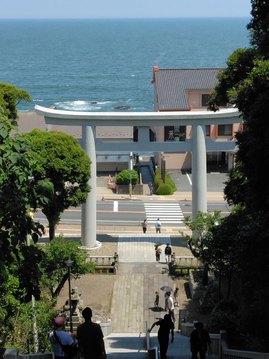 2piece_twilight's tweet photo. 映えスポットとしても知られた大洗磯前神社に行ってきました。目と花の先の大洗サンビーチは波乗りでかつて毎週末のように通ったホーム。その頃は全く興味ありませんでしたが、今では神社仏閣巡りは趣味の一つです。話かわって先だってのライブ動画(３曲目)をアップしました↓
https://t.co/YsMnITWRLY https://t.co/r3XL0XifdM