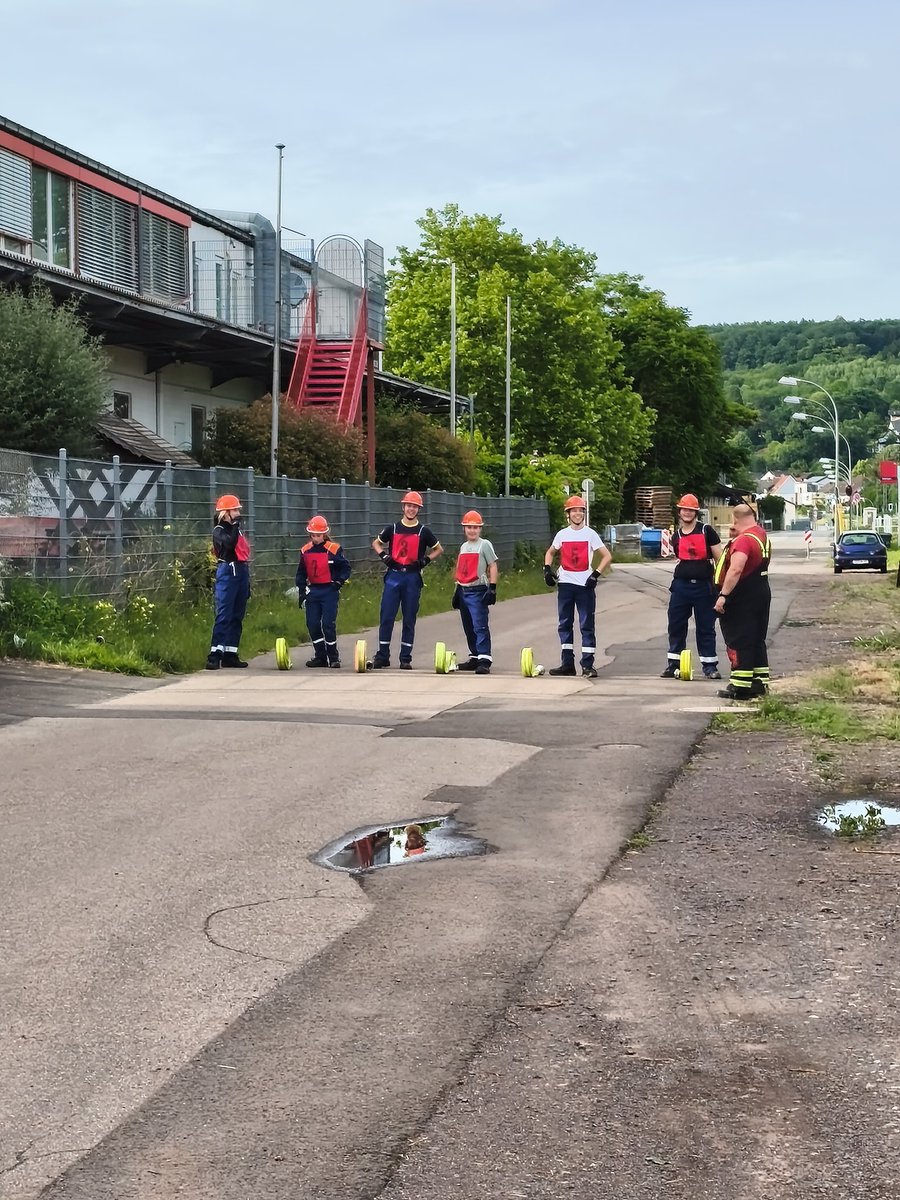 jflb24's tweet photo. Wir sind wieder auf der "Road to Leistungsspange"
Gemeinsam mit der Jugendfeuerwehr Scheidt trainiert unsere LSP Staffel für die Abnahme der Leistungsspange der deutschen Jugendfeuerwehr https://t.co/bY1jQUv786