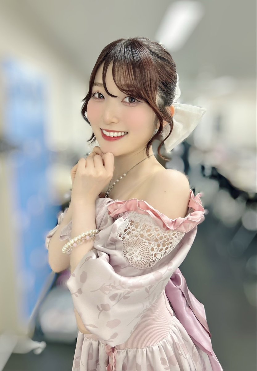 yuri_usui0515's tweet photo. 2ndライブでは、いつもより莉波ちゃんに近づけたらいいな！と思い
前髪をのばしてセンターのちょろ髪(?)の再現と触覚を巻いていただいたりなどしました…💖
パンフ撮影時の短い前髪と比べると少し違いますよね🌟

完全自己満足の世界ですが楽しかったです🌏

#学マス2nd_HIF_DAY1 #学マス2nd_HIF_DAY2 https://t.co/QQDH4HupbQ