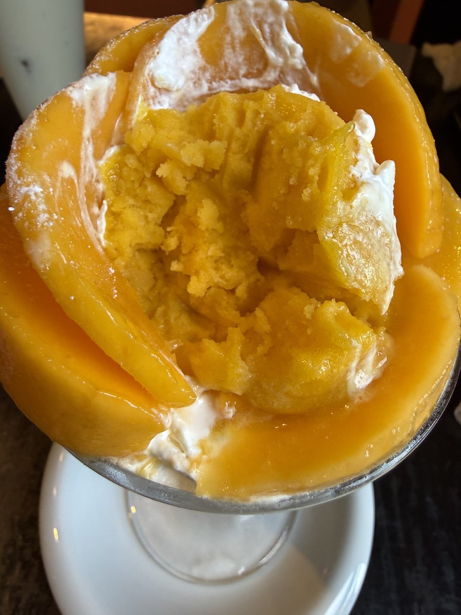 reithiga's tweet photo. ハマツのマンゴーパフェ🥭🥭🥭🥭🥭

マンゴー、ソルベ、ソフト、ヨーグルトの層を潜るアトラクションです🥭
うまうまですた👑

上げ直しますた https://t.co/OYEt1lbh6X