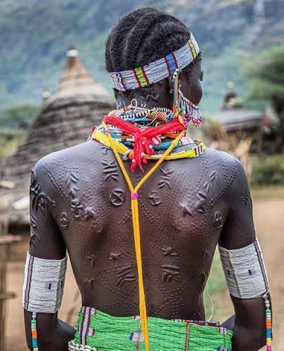 shelovesore's tweet photo. Colonization robbed us of a lot mehn. We now look at things that were originally ours and call them foreign. Tattoos and body modification have deep roots in African culture

Yorubas have tribal marks and facial scarification. Igbos have uli. Fulanis mark identity and beauty on their faces. A tribe in Sudan cover their entire bodies in patterns

And all these were before colonization, when they told us it was “ungodly”. It’s sad how they’ve successfully taught us to forget who we were

Fake life ke