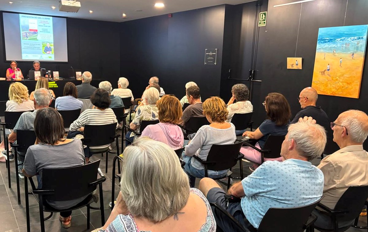 VergesCubi's tweet photo. Ahir, a la @BiblioRipoll, vàrem presentar «La Casa de l’Esllavissada» (@Viena_Edicions). Gràcies a les persones que ens vàreu acompanyar fent d’aquest acte un vespre especial. També, molt agraït a la @MontseGuix per la seva magnífica presentació i organització. https://t.co/aauon9fjr9