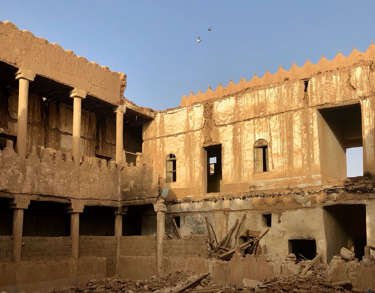SalehAlhabib1's tweet photo. مع كل موجة حر تمر بنا نتساءل كيف عاش أجدادنا في هذه البيئة قبل وسائل التبريد الحديثة

الجواب لا يكمن في الصبر وحده

البيوت الطينية في نجد لم تكن مجرد مساكن
كانت حلا يناسب طبيعة المكان والمناخ
جدران سميكة تؤخر انتقال الحرارة
وتصاميم تساعد على حركة الهواء وتجدد التهوية
إبداعات صنعت بمواد بسيطة وخبرة تراكمت عبر أجيال طويلة

رحم الله من بناها وسكنها

"الصور من تصويري بالاحياء القديمة لمدينة الرياض"