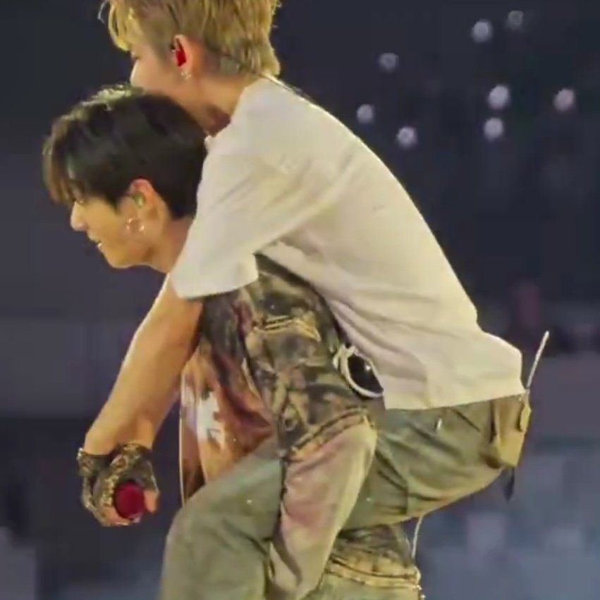 mydolltaetae's tweet photo. jungkook holding all that... https://t.co/OWLQWf5NaL