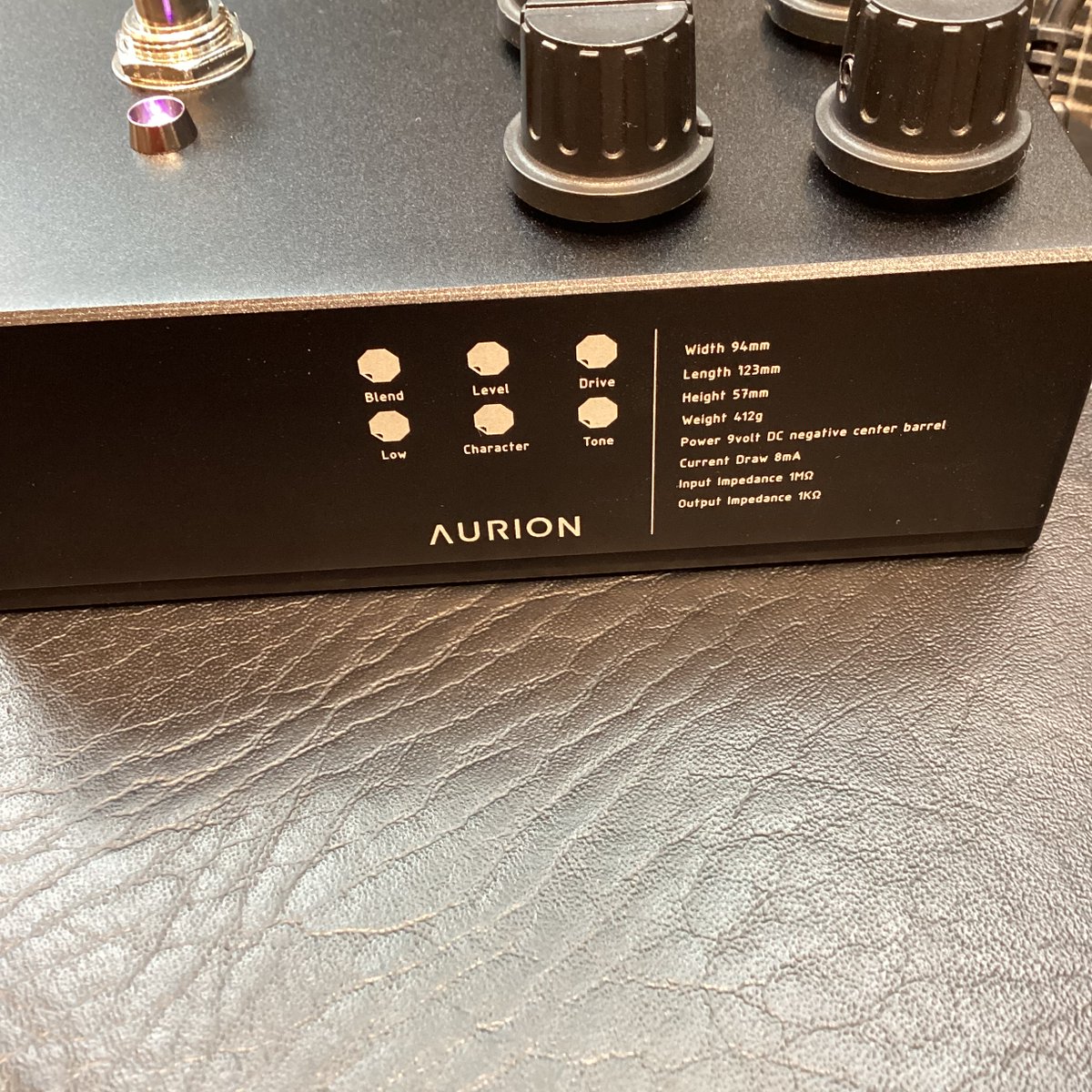 shima_ma2mo10's tweet photo. 【SONIFIX AURION】

1枚目の画像は検品時の写真なんですが、ライトが紫色ってかっこいいですね。
黒い筐体と合っています。

2枚目は筐体の側面です。
ツマミの役目がプリントされているので、思いのほか不自由は感じません。

音色は素晴らしいです

詳細＆購入はコチラ⇩
https://t.co/rYgt8PUuzl https://t.co/W8vMU1I48u