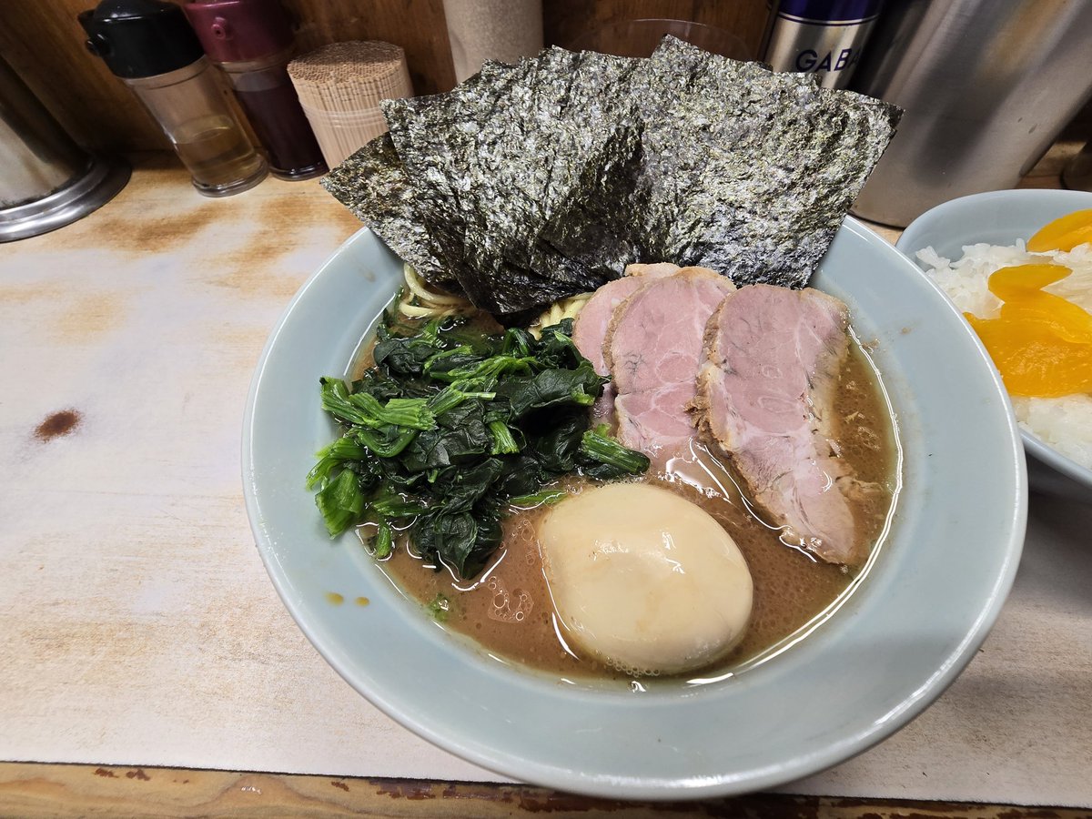 Camel0322's tweet photo. 埼玉県新座市
横浜ラーメン　武藏家志木店

志木盛ラーメン（並）
麺硬め
アブラ多め

ここのお店はライス､漬物おかわり無料　～😋
海苔10枚、ホウレン草たっぷり、チャーシュー３枚、トロトロ茹で玉子が盛られてるのでご飯が進みますね(￣￢￣)
接客も丁寧で分かりやすいです👍 https://t.co/ZNdvTUKjdg