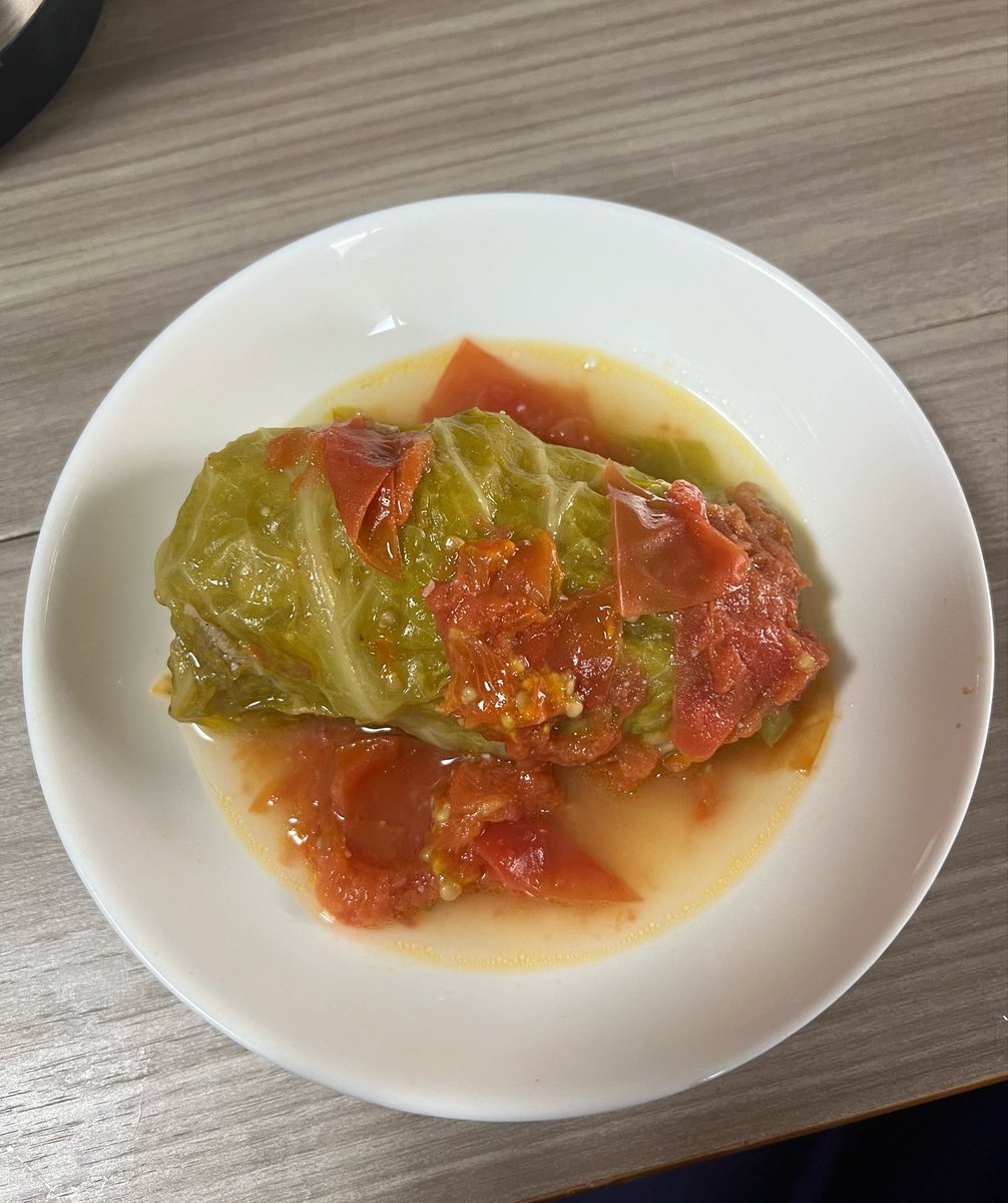 GOEchandaYo's tweet photo. おめでとうございます
全長20cm元気なロールキャベツです🫶

なぜかデカすぎロールキャベツになったけど美味すぎて最高だった❤️‍🔥
念願のやつ！！マジで美味かったな…思ったより簡単だったし巻くの楽しかったからまた作るぞ〜☺️🫶 https://t.co/S5nWJX614Q