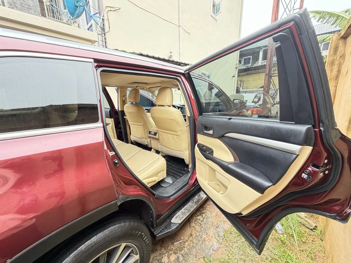 InklyCars's tweet photo. *FOR SALE*     
Naija used 2018 Toyota Highlander 
Location: Victoria Island 
Price: ₦24.8m 
Click https://t.co/CwUdxiGncB to WhatsApp for details &amp; schedule an inspection. https://t.co/KbS9r4nTvq
