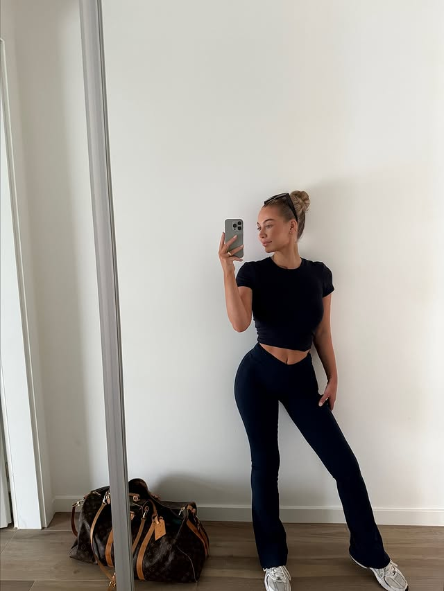 chachatime's tweet photo. Just snapped a quick photo after my workout... and I realized this all-black outfit really shows off my legs! The joy of being a fitness girl is this simple https://t.co/pxvWofxQDR
