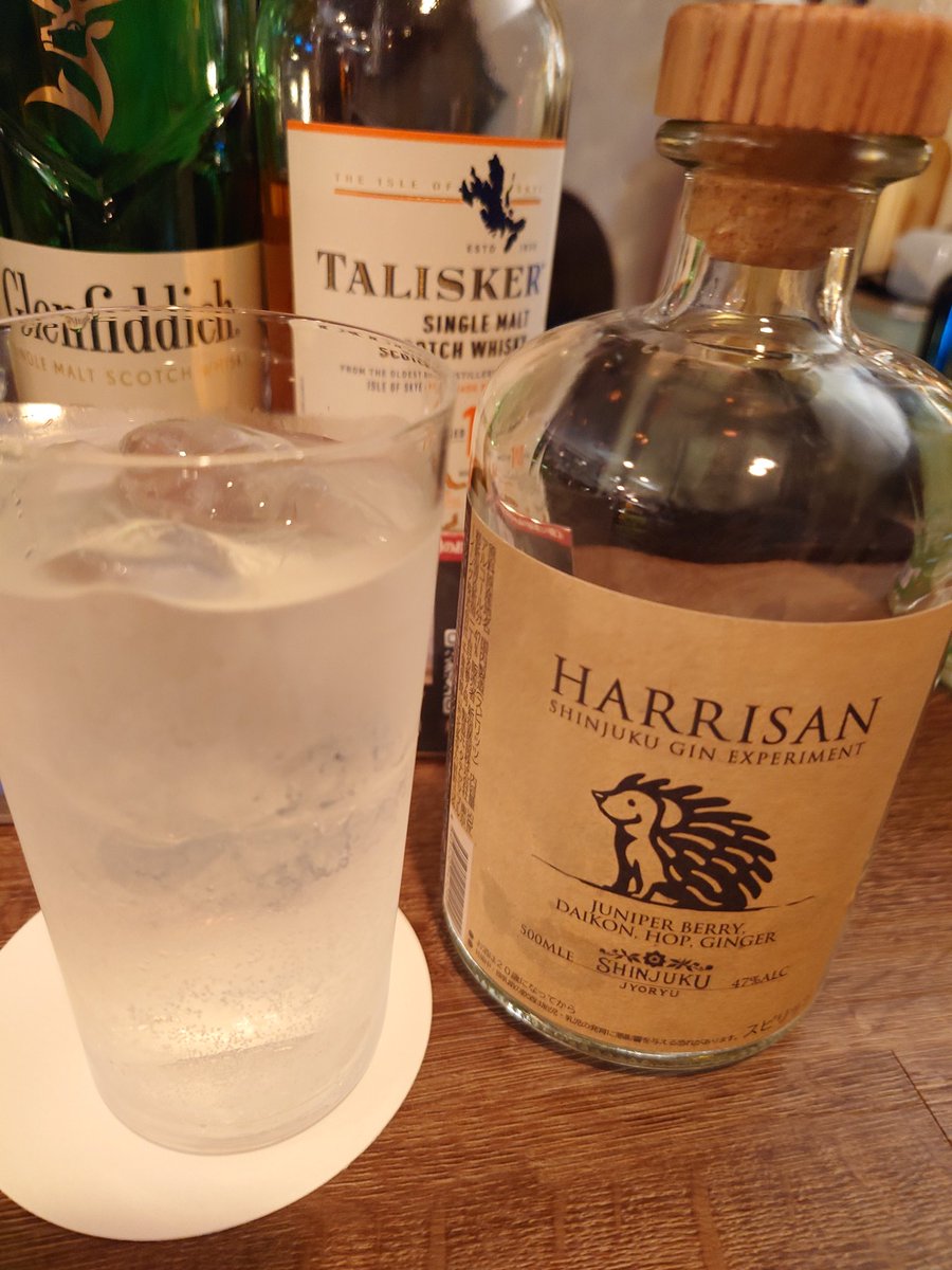 UncleVader's tweet photo. ジントニックおじさんのワールドジンデイ二軒目！
新宿御苑の新宿蒸留さんわず。
ハリサンジン好きですわあ(*´∀｀*)
今やレアのカバランジントニックや、
野沢温泉蒸留所のバレルドジンも飲めて超満足！

どうも楽しくて美味しかったです。
御馳走でした。 https://t.co/bbrZ2aGpRf