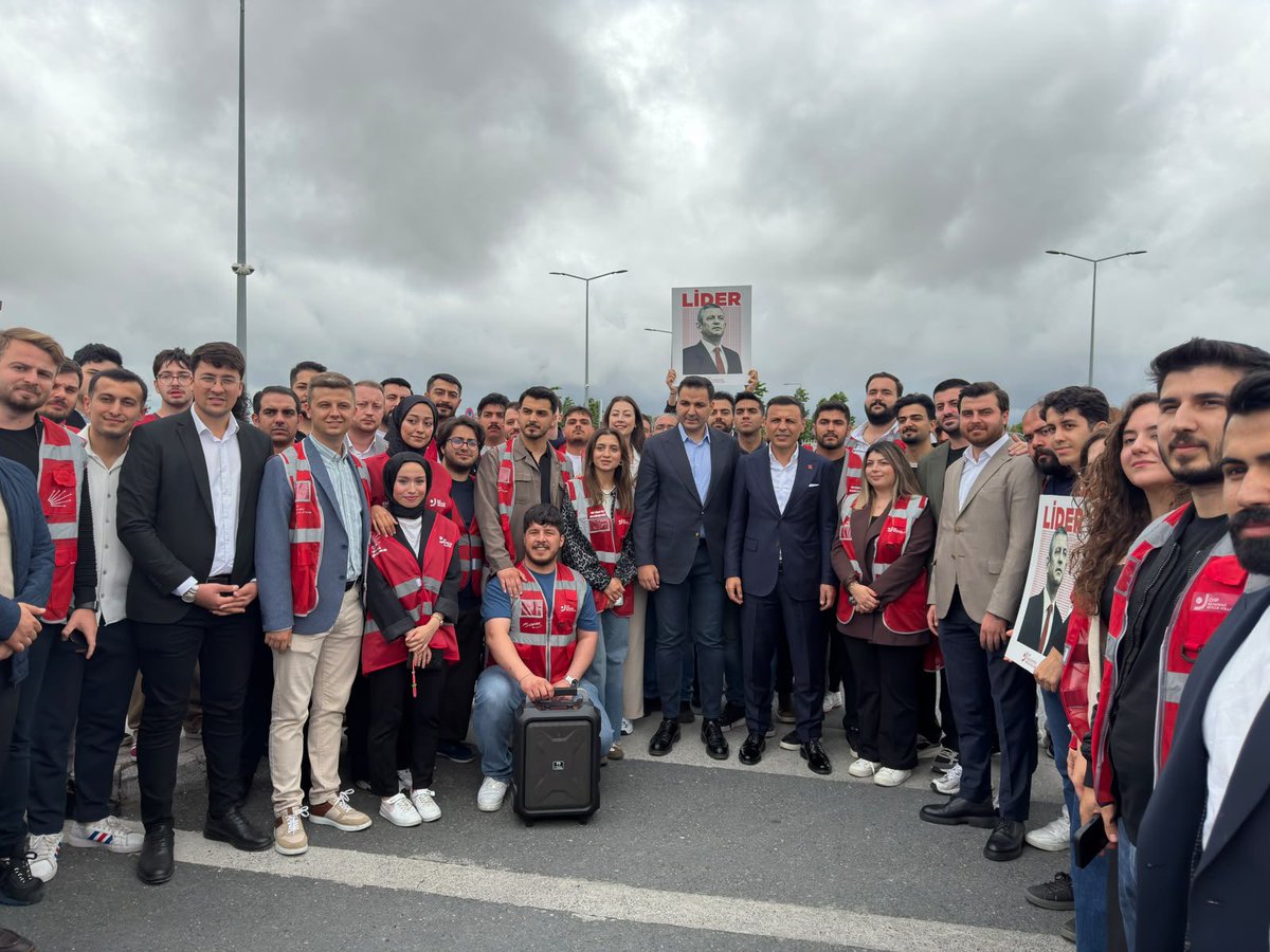 chpgencbeyoglu1's tweet photo. Bugün İstanbul Havalimanı’nda Seçilmiş Genel Başkanımız Özgür Özel’i büyük bir coşku ve kararlılıkla karşıladık. Ülkemizin demokrasiye, adalete ve halkın iradesine her zamankinden daha fazla ihtiyaç duyduğu bu dönemde; umudu büyüten, mücadeleden vazgeçmeyen milyonların sesi olmaya devam ediyoruz.

Halkın sözünün esas olduğu, adaletin herkes için eşit işlediği, özgür ve demokratik bir Türkiye için yan yana, omuz omuza yürümeyi sürdürüyoruz. Çünkü biliyoruz ki CHP halkındır, halkın kalacaktır. Söz de karar da milletindir.

Birlikte daha güçlü, birlikte daha kararlıyız. Mücadelemiz; demokrasi, adalet ve aydınlık yarınlar içindir.