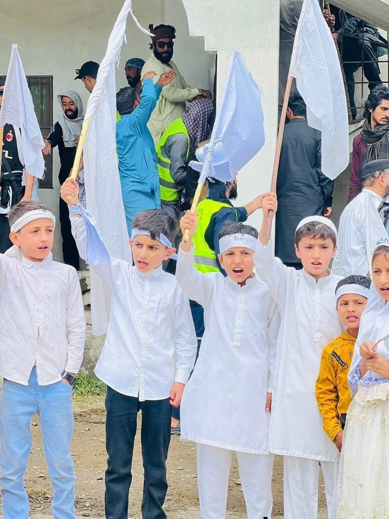 JAAC__Official's tweet photo. سفید جھنڈے لہراتے یہ بچے دنیا کو بتا رہے ہیں کہ ہماری تحریک پرامن ہے....ہم کسی جنگ کے لیے نہیں بلکہ اپنے جائز حقوق کے لیے میدان میں ہیں...امن ہماری پہچان ہے اور ہمارے مطالبات سو فیصد جائز ہیں.. https://t.co/ulQnq7elqD