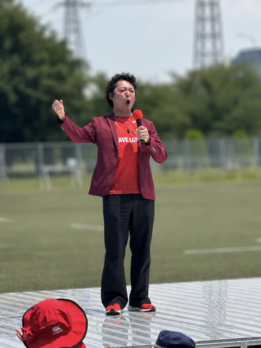 MasatoInoue629's tweet photo. 東芝ブレイブルーパス東京のファン感でした！

昨年とは内容がガラッと変わり、かなり自由度が増しましたが、暑い中サイン対応など選手の皆様お疲れ様でした！

最後にチーム歌、とは聞いていたのですが、正に歌うその時に急に呼ばれて焦ったまま終わりました😅

でも皆さん歌ってくれていたのが嬉しかった！

ワンルーパスの皆さん、お疲れ様でした！

最近自分で修正するの面倒でAIさんに加工任せてしまってます...

#東芝ブレイブルーパス東京
#ワンルーパス
